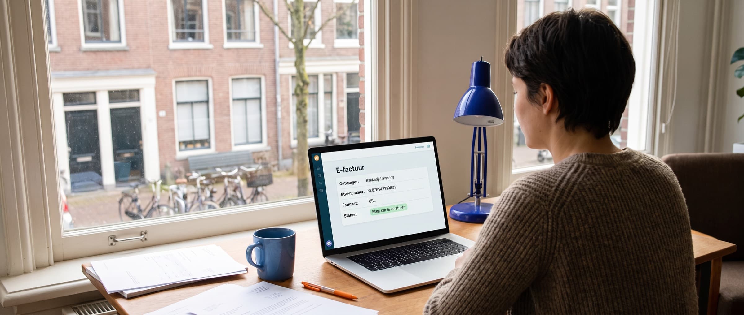 Administrateur controleert thuis een e-factuur voor verzending