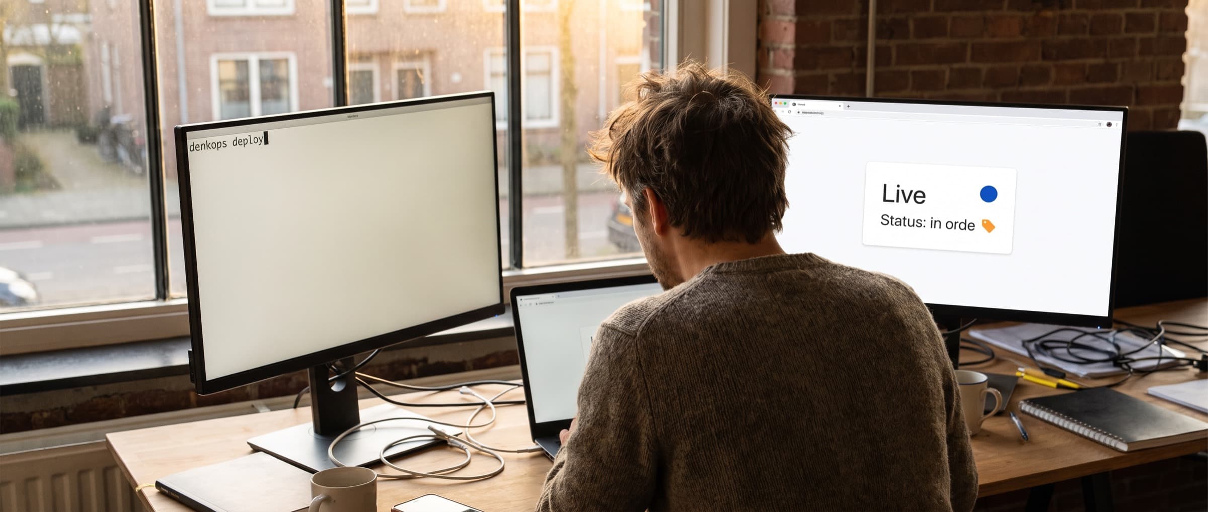 Developer in een rustige werkplaats-studio zet met één opdracht een API live; op het tweede scherm staat de status Live