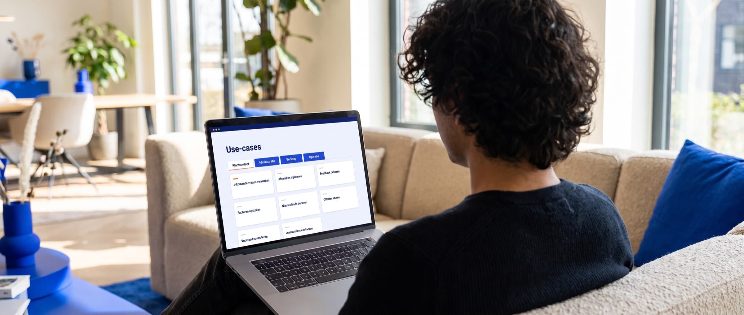 Ondernemer bladert op een laptop door een overzicht van AI-toepassingen