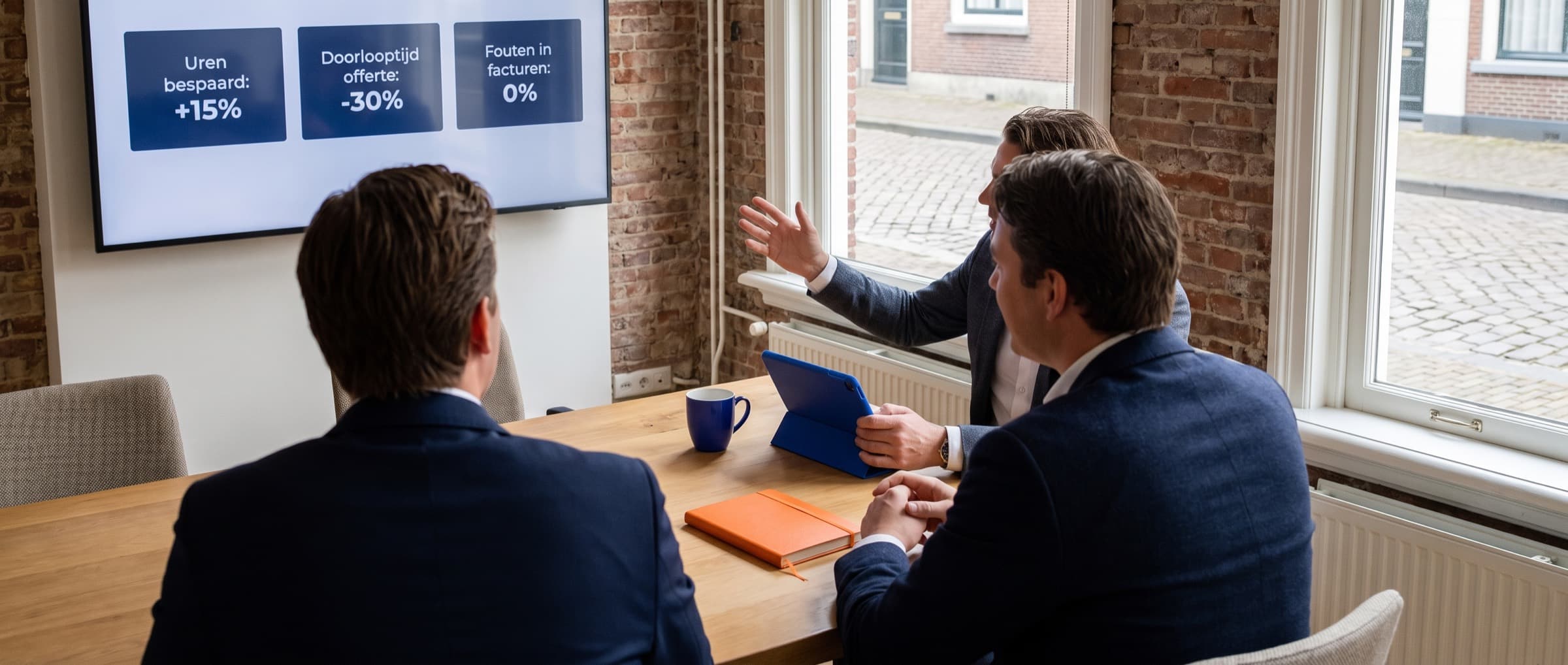 Directie van een familiebedrijf bespreekt resultaten aan tafel