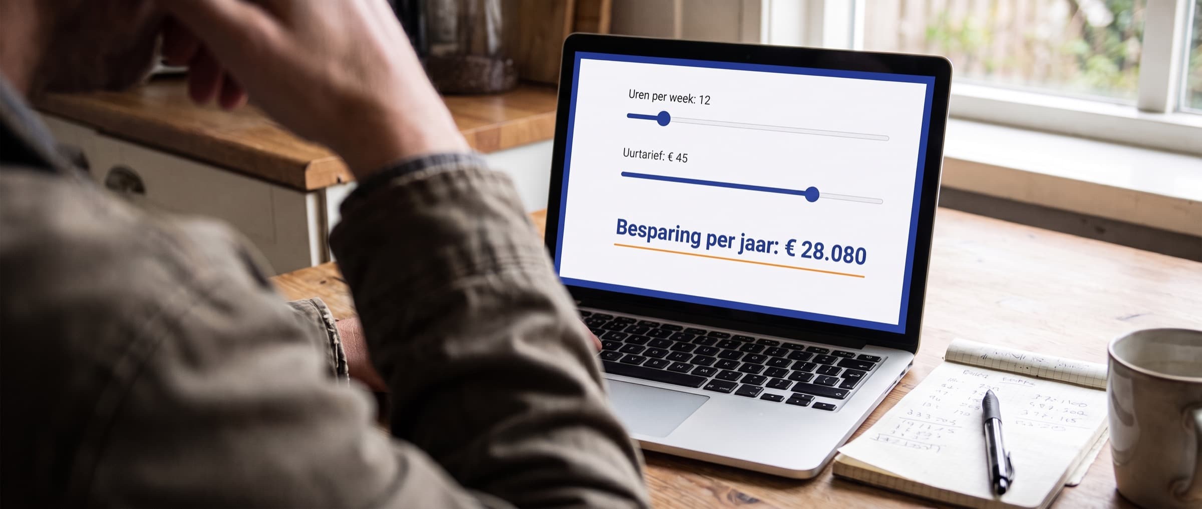 Iemand rekent op een laptop uit wat 12 uur handwerk per week kost